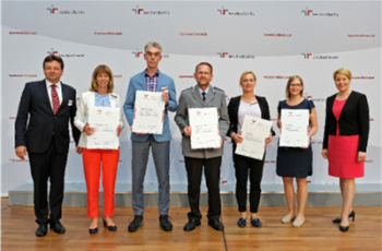 Hans Henning Rieken von Caritas Wohnen Hannover (Dritter von links.) erhält von Bun-desministerin F. Giffey das Zertifikat „audit berufundfamlie“