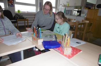 Anouk Grotjan bei ihrer Arbeit als Freiwilligendienstlerin in der St.-Franziskus-Schule, Röderhof