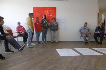 Die Teilnehmenden des Fachtages „Wir bestimmen mit“ präsentieren  ihre Wünsche für mehr Mitbestimmung in den Wohneinrichtungen