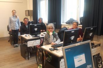 Mitarbeitende aus der Heimstatt Röderhof und Caritas-Wohnen,  Hildesheim bei der PC-Grundlagenschulung in der VHS Hildesheim.
