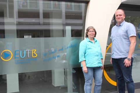 Sabine Jensen und Christian Janzen vor der EUTB-Beratungsstelle in Hildesheim . F