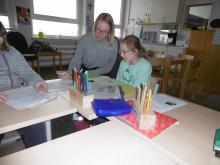 Anouk Grotjan bei ihrer Arbeit als Freiwilligendienstlerin in der St.-Franziskus-Schule, Röderhof